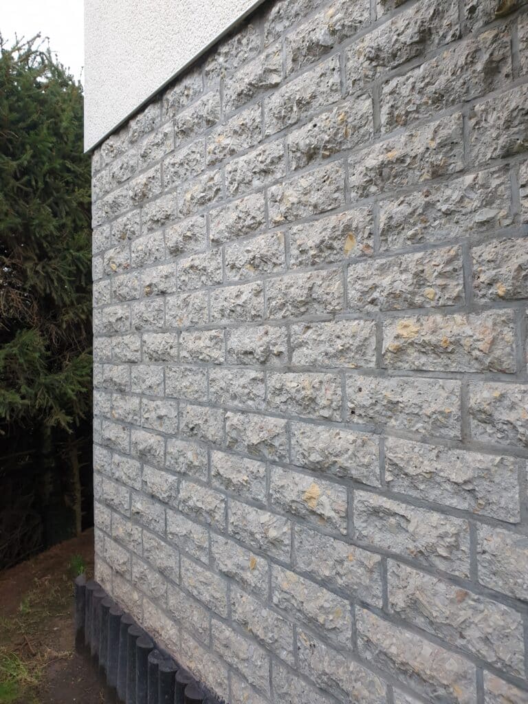 Hausmauer aus selbst hergestellten Steinen